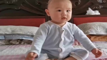 六个月萌娃坐不住，摔倒后开心的笑，真是太搞笑了