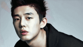 刘亚仁帅气现身品牌活动 近距离对粉丝