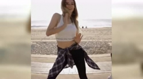 轻舞飞扬，海边美女舞蹈跳尬舞美丽极了