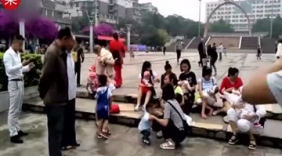 宝妈们街头哺乳引大爷围观