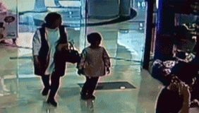 监控：女童5秒偷走手机 连续在三家店作案