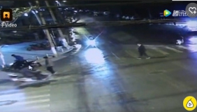 监拍洒水车深夜狂洒水 十余辆电动车打滑被摔惨