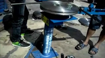 农村牛人发明的手动弯管机，这种发明得到了称赞