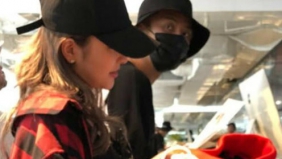 罗志祥周扬青日本甜蜜逛街 女方与网友合照秀傲人身材