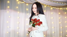 恭喜！姚笛生日晒美照手捧鲜花 被富二代男友成功求婚