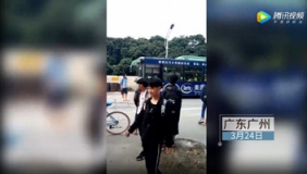 男生马路中央逼停公交，得意比V