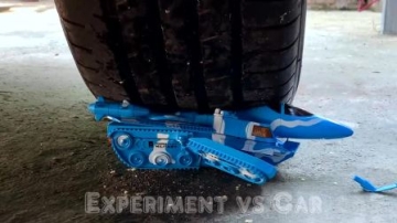 趣味实验：牛人把打火机、玩具飞机坦克等放在车轮下，好减压，勿模仿