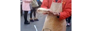 【拍客】拔丝糖葫芦神一样的手法 糖葫芦中的骄傲