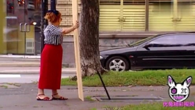 扶不住的木板恶搞路人，这被你们给整坏了哈哈