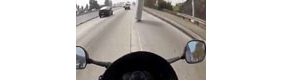 【拍客】公路飞来床垫 摩托车险被砸