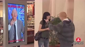 老外街头恶搞火辣大美女