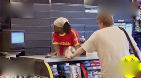 疯狂球迷恶搞路人