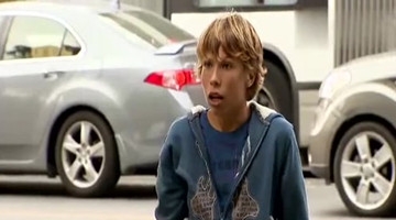 街头恶搞：突然喷射的邮筒吓坏路人