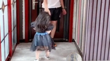 萌娃：女儿为了要点零花钱，真是啥办法都想了.