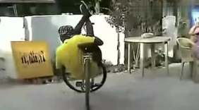 牛人绝活 别看哥单车破 玩起特技也是杠杠的