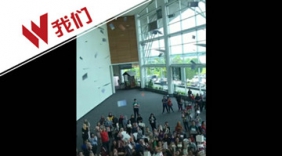 女富商商场撒钱下“钱雨”，民众疯抢场面混乱