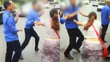 实拍：俩女摊贩当街“大战”城管 扇耳光推搡很凶猛 城管当场反击