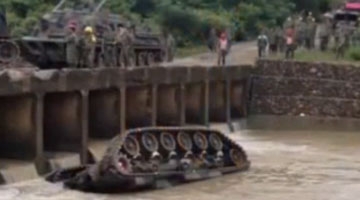 实拍台军演坦克翻车坠河 3名军人当场死亡