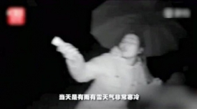 忘了所有还记得你！老太寒夜在老伴坟前扫雪