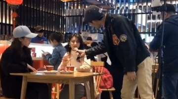 高手在民间！随便抓一个美女过来唱歌都这么好听，网友：太厉害了