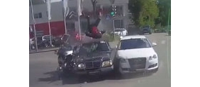 【拍客】实拍摩托撞汽车司机空翻飞出完美落地
