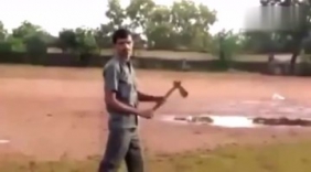 印度牛人的回旋斧头，原来电影里的桥段是真的！