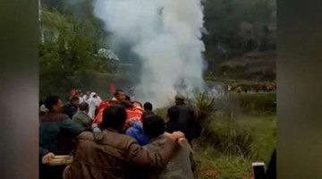 58岁独身老人笑坐棺材为自己办葬礼：怕死了看不到