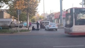 原创:实拍像这样的交通事故，到底是谁负全责 。