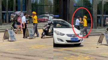 实拍：外卖残疾小哥因停车纠纷单臂“大战”物管 简直是“碾压”