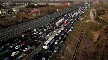 航拍高速公路节后返程 一侧如停车场一侧空旷