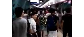 【拍客】广州地铁5号线一保温瓶爆裂 引发乘客混乱