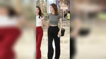 街拍据说，25岁以上喜欢右边这样身材普通但是笑起来好看的女生