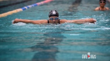 八十八岁奶奶坚持游泳