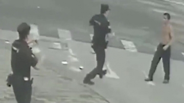 监控实拍：醉酒男发疯殴打过路行人，关键时刻，特警挺身而出保护群众！