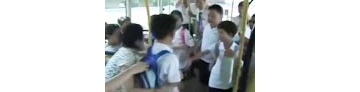 【拍客】小学生抢暑假作业公交车哭喊对峙
