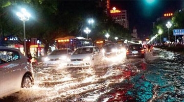 实录:台风来袭恐怖现场 女子被吹的只剩内衣