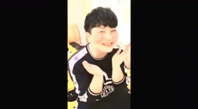 这是我见过最甜蜜的恶搞，老婆恶搞老公配合，她在闹他在笑！