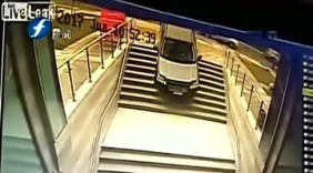 女司机误把楼梯口当成停车场口 监控拍下惊险一幕