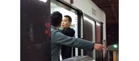 【拍客】实拍男子拦截轻轨被值勤拖走