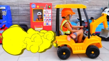 萌娃小可爱们可真是会玩呢！小家伙的玩具车店开业啦！—萌娃：这是你要的挖掘机！