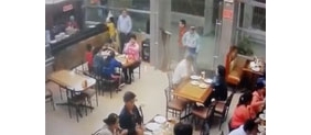 【拍客】男子在餐馆遭射杀全程 正与妻子过圣诞