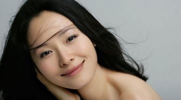 江一燕花裙裹身露香肩 与男助理热聊好nice