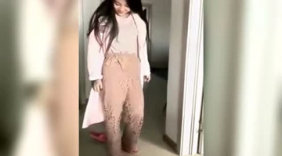 玩慢动作自拍？拖鞋一点都不配合，姑娘害羞啦