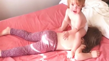 当熊孩子被按摩时搞笑瞬间，原来灵魂摄取器对外国萌娃也管用啊！