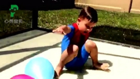 可爱萌宝在游泳池玩水气球，躺在上面当床，太聪明了！