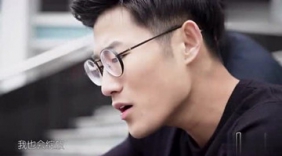 醇厚男声深情演唱华晨宇的《微光》