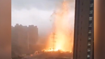 实拍！沈阳一高压电线遭雷击 空中迸发大量火花