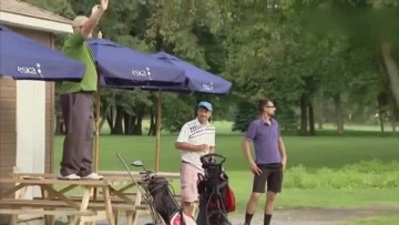 老外街头恶搞 愤怒的小鸟球