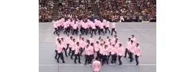 【拍客】日本学生集体花样走路 上演神同步