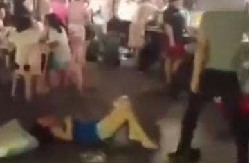 实拍男子当街暴打女友 按在地上拳打脚踢